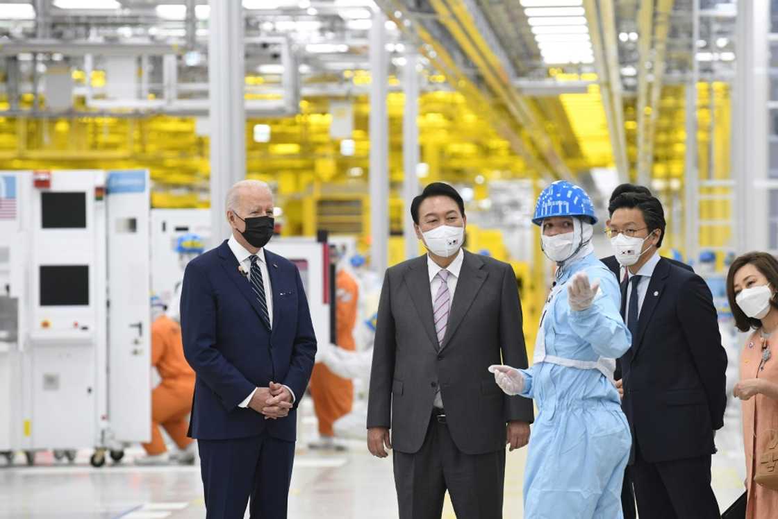 US President Joe Biden (L) and South Korean President Yoon Suk Yeol tour a Samsung chip factory in 2022 US President Joe Biden (L) and South Korean President Yoon Suk Yeol tour a Samsung chip factory in 2022