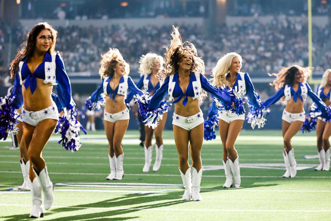 How much do Dallas cowboy cheerleaders make?