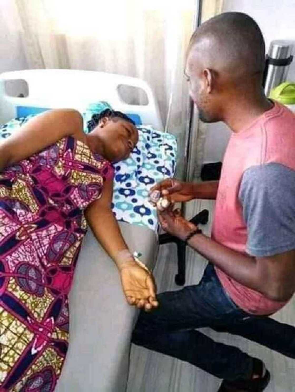 Fine man proposes to seriously sick fiancée’s in hospital bed; lovely surface online