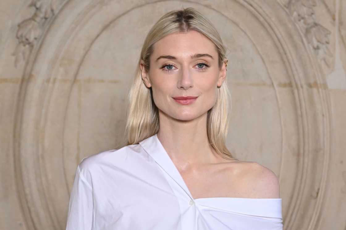 Elizabeth Debicki in a white off shoulder tee at the Christian Dior Haute Couture show Elizabeth Debicki in a white off shoulder tee at the Christian Dior Haute Couture show
