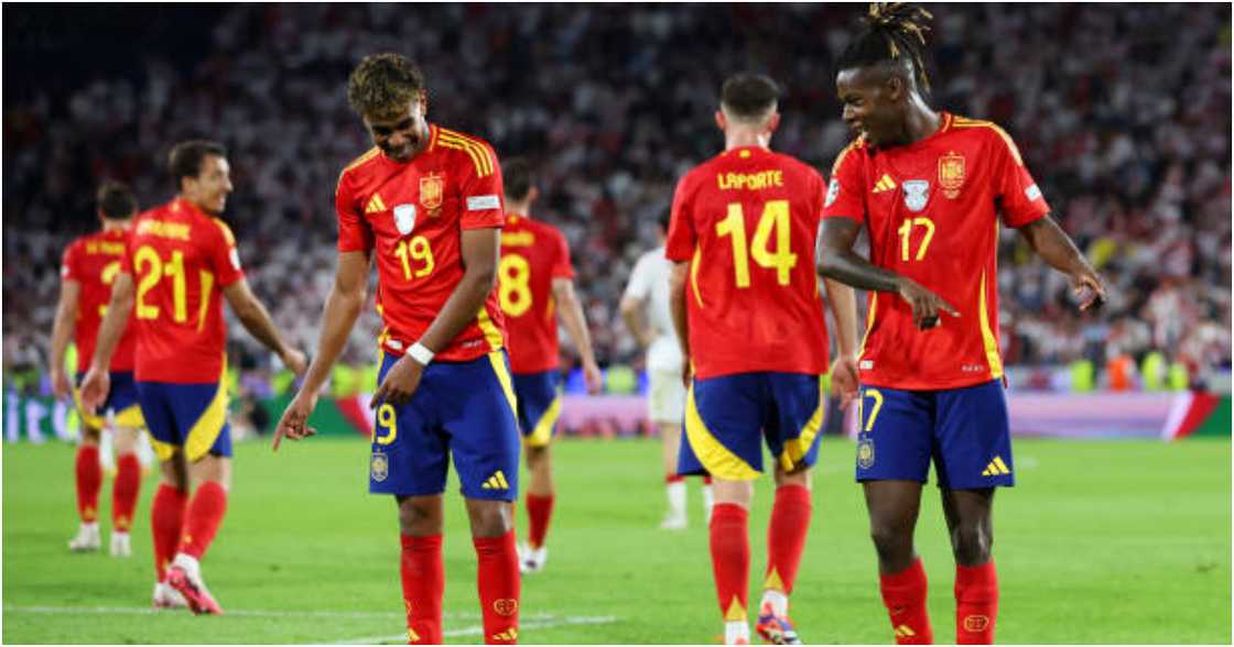 Laimne Yamal and Nico Williams dancing. Laimne Yamal and Nico Williams dancing.