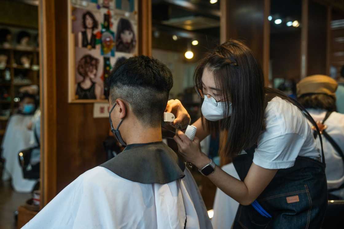 A student (R) learns hairdressing skills -- instructor Jason Yip said the hairdressing industry has a relatively low entry threshold and Hong Kongers can get a job quickly A student (R) learns hairdressing skills -- instructor Jason Yip said the hairdressing industry has a relatively low entry threshold and Hong Kongers can get a job quickly