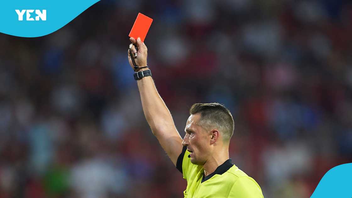 Club Blooming vs. Bolivar, referee showing red card to player, ootball referee giving red card, red card controversy football, football punishment red card scene, Bolivian referee red card chaos