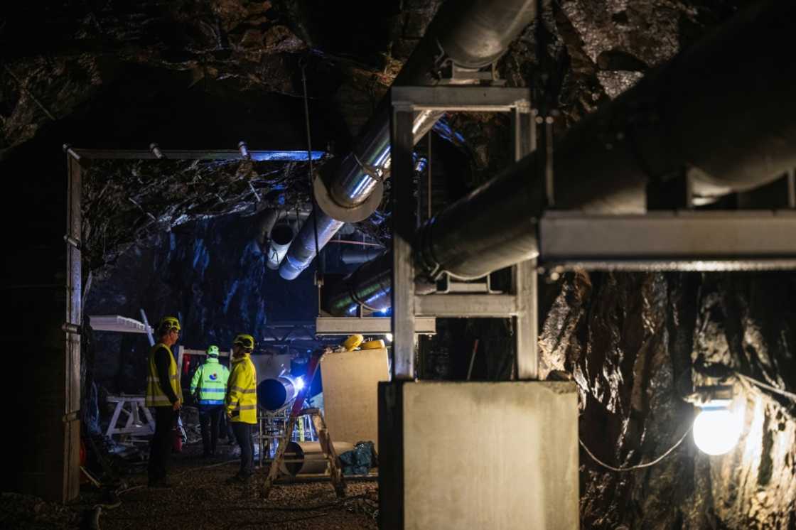 Large-scale storage of electricity and heat is a major challenge for electrical and heating networks as renewable energy sources scale up Large-scale storage of electricity and heat is a major challenge for electrical and heating networks as renewable energy sources scale up