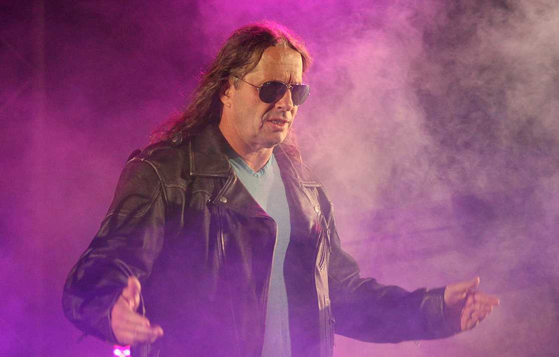 Bret Hart at the WWE Smackdown Live Tour at Westridge Park Tennis Stadium Bret Hart at the WWE Smackdown Live Tour at Westridge Park Tennis Stadium