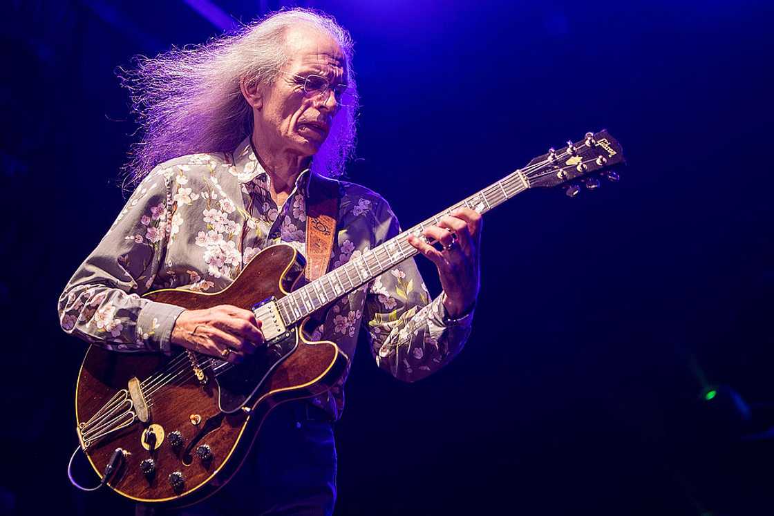 Musician Steve Howe performs on stage with Yes Musician Steve Howe performs on stage with Yes