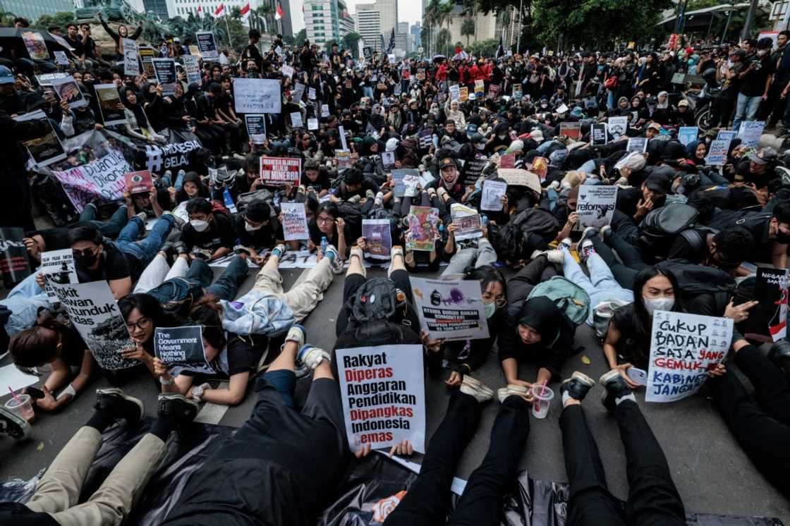 Pro-Prabowo influencers have spread baseless rumours about young people "paid" to take part in rallies against government budget cuts Pro-Prabowo influencers have spread baseless rumours about young people "paid" to take part in rallies against government budget cuts