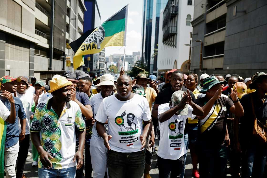 A few hundred ANC supporters gathered at the party's headquarters for a counter-demonstration A few hundred ANC supporters gathered at the party's headquarters for a counter-demonstration