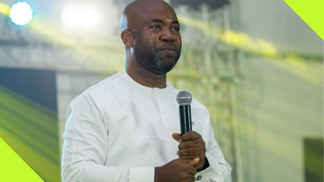 Samson Deen talking to the press. Samson Deen talking to the press.