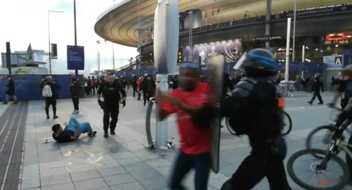 Chaotic scenes before the 2022 Champions League final at Stade de France outside Paris