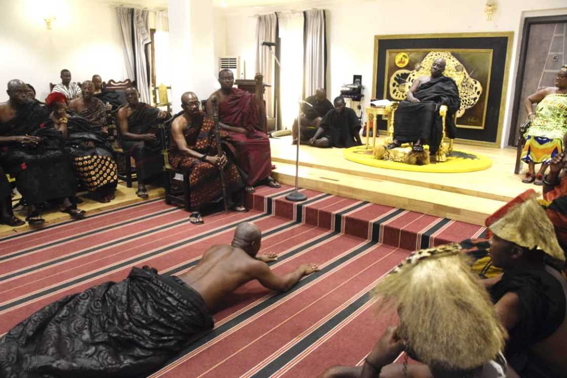 Destooled Benkumhene of Asamang-Tamfoe prostrate before Okyenhene. Destooled Benkumhene of Asamang-Tamfoe prostrate before Okyenhene.