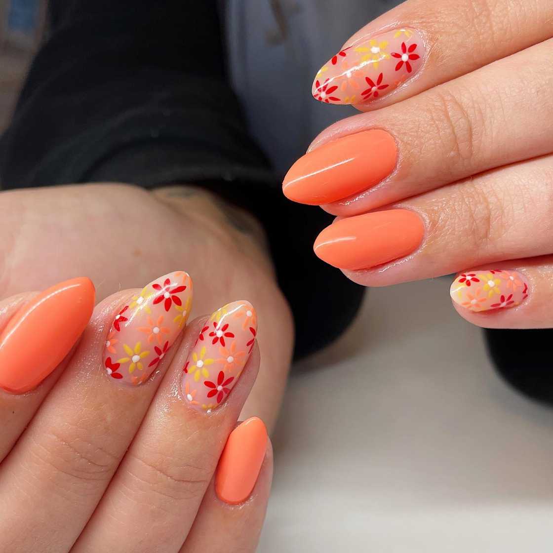 Orange daisy nails Orange daisy nails