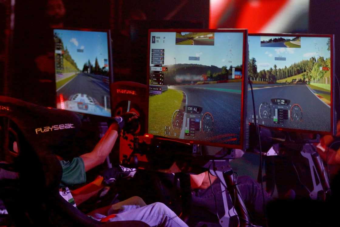 Accidents happen and teams must stop to change tires and refuel like the real thing Accidents happen and teams must stop to change tires and refuel like the real thing