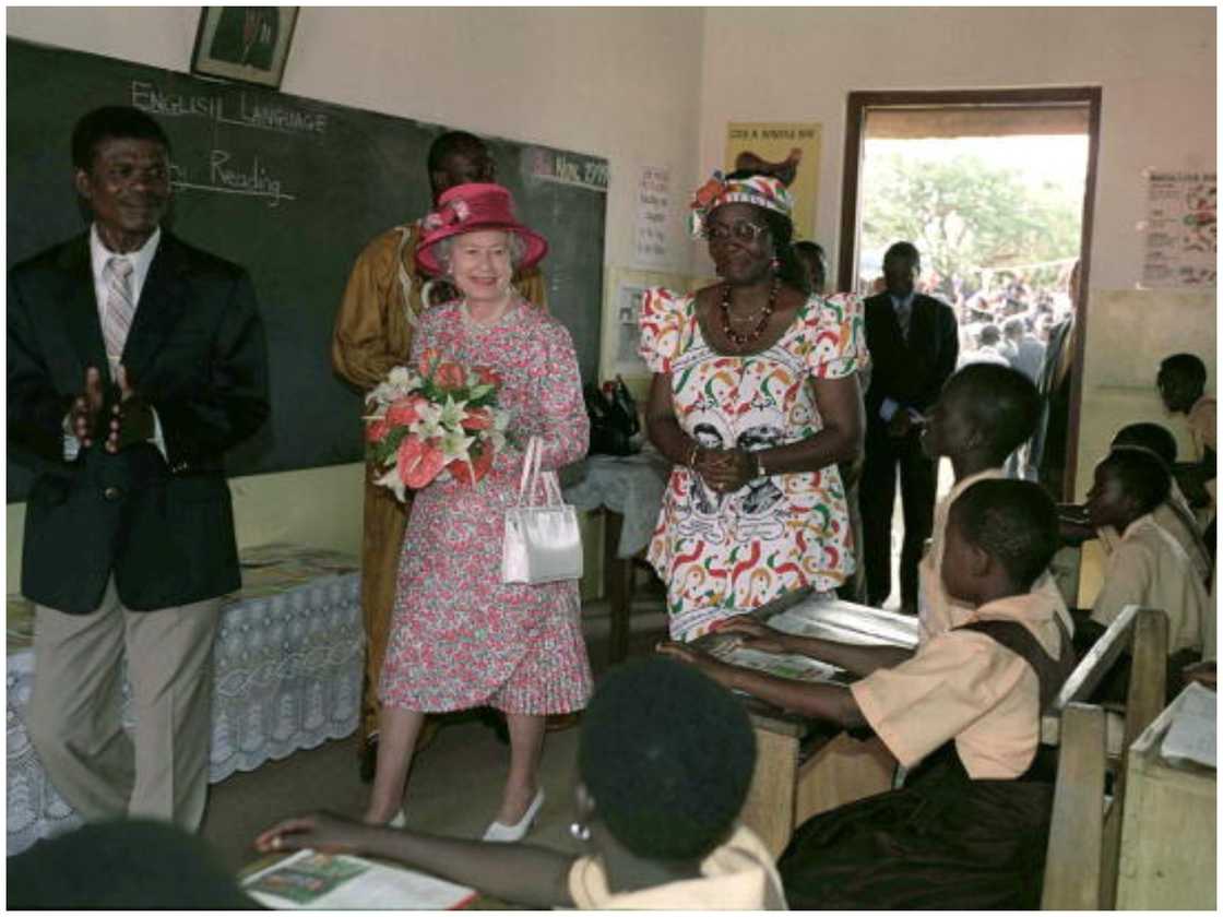 Queen Elizabeth II at Wireless classroom Queen Elizabeth II at Wireless classroom
