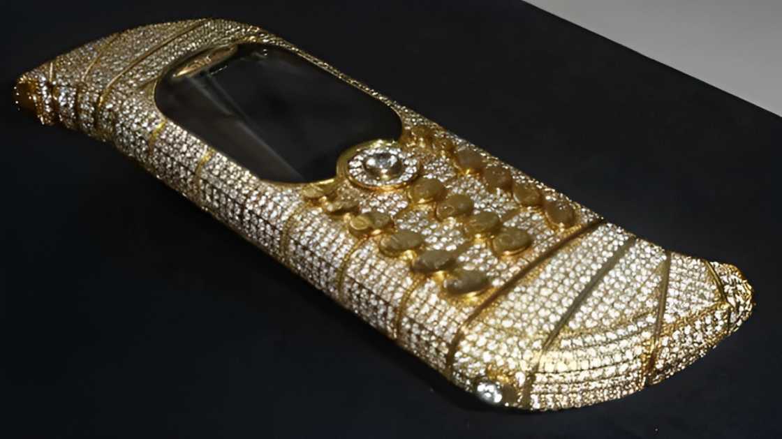 Goldvish Le Million on a table Goldvish Le Million on a table