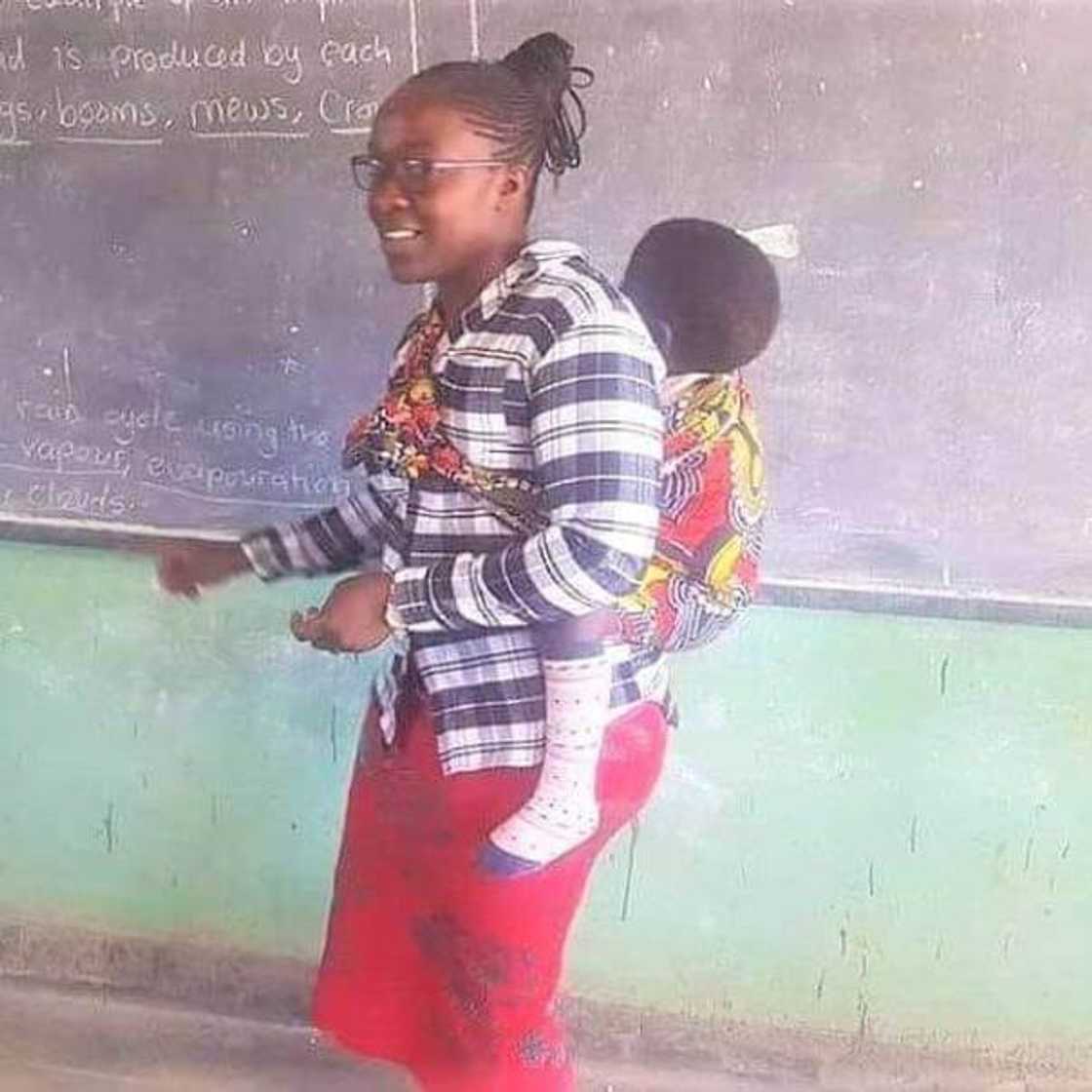 Teacher carrying student’s baby brother in class celebrated in a special way Teacher carrying student’s baby brother in class celebrated in a special way