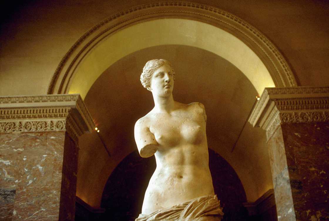 The Venus de Milo with an arch above. The Venus de Milo with an arch above.