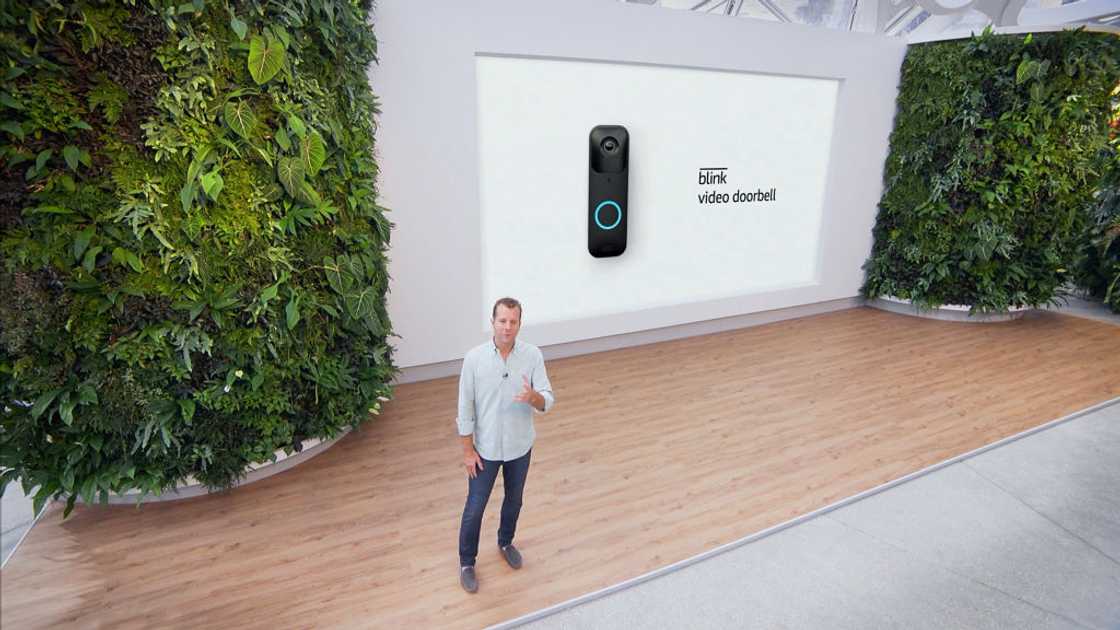 Jamie Siminoff in a blue shirt and jeans Jamie Siminoff in a blue shirt and jeans