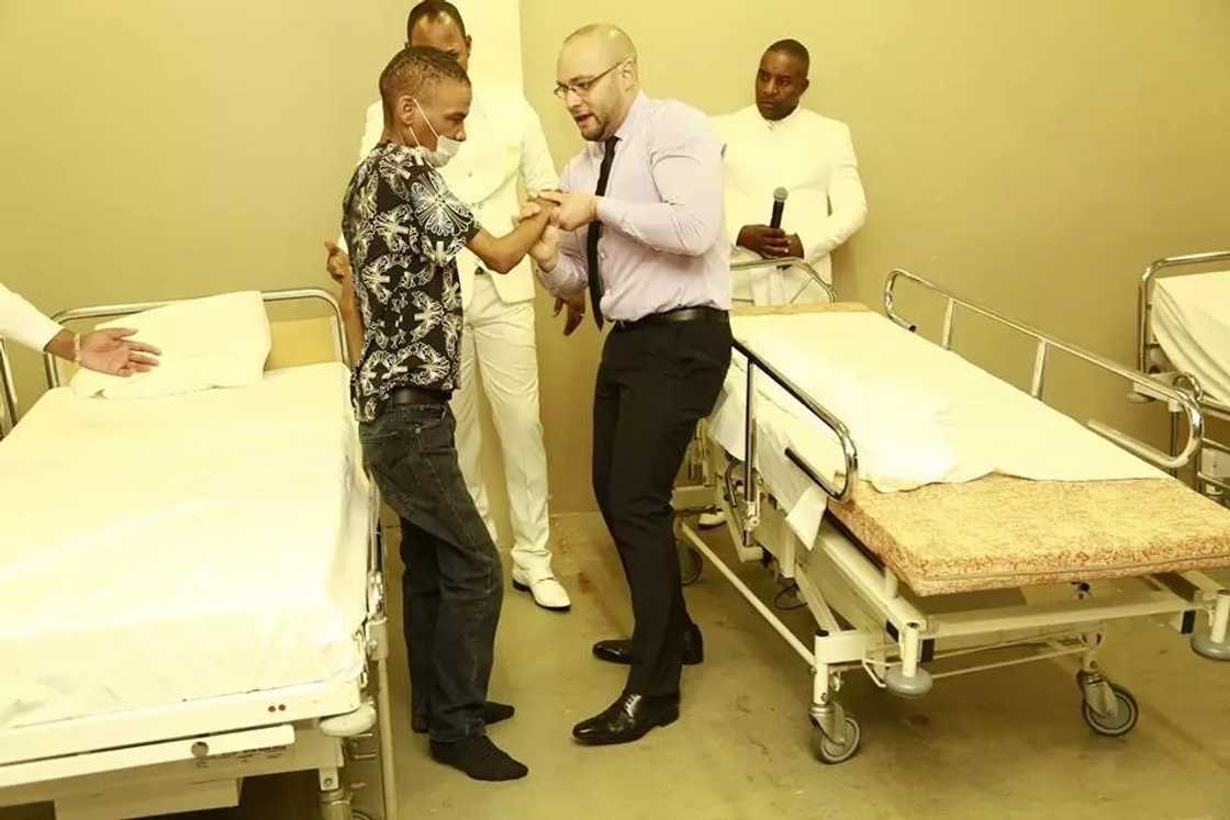Pastor trolled for 'healing' a whole hospital ward Pastor trolled for 'healing' a whole hospital ward