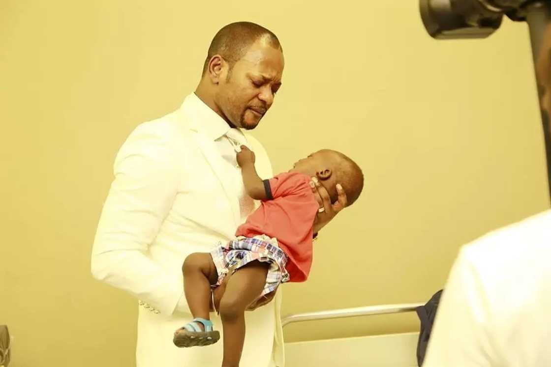 Pastor trolled for 'healing' a whole hospital ward Pastor trolled for 'healing' a whole hospital ward