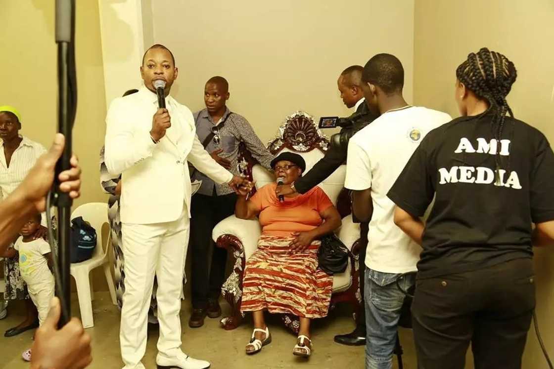 Pastor trolled for 'healing' a whole hospital ward Pastor trolled for 'healing' a whole hospital ward