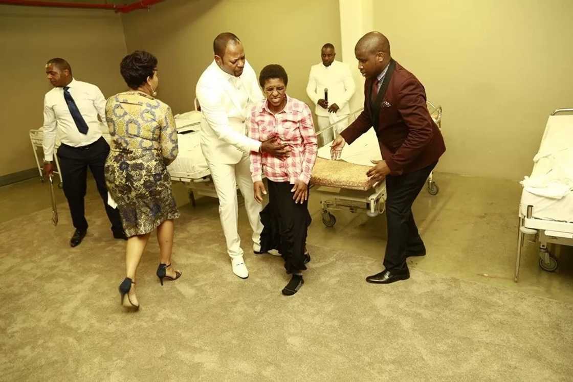 Pastor trolled for 'healing' a whole hospital ward Pastor trolled for 'healing' a whole hospital ward