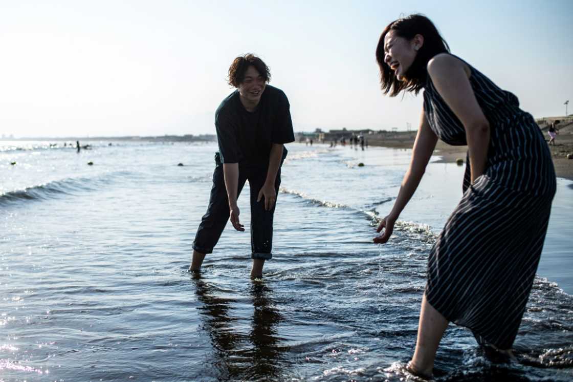 Shizuka (R) and Kazuki Kimura left Tokyo behind for the seaside town of Fujisawa