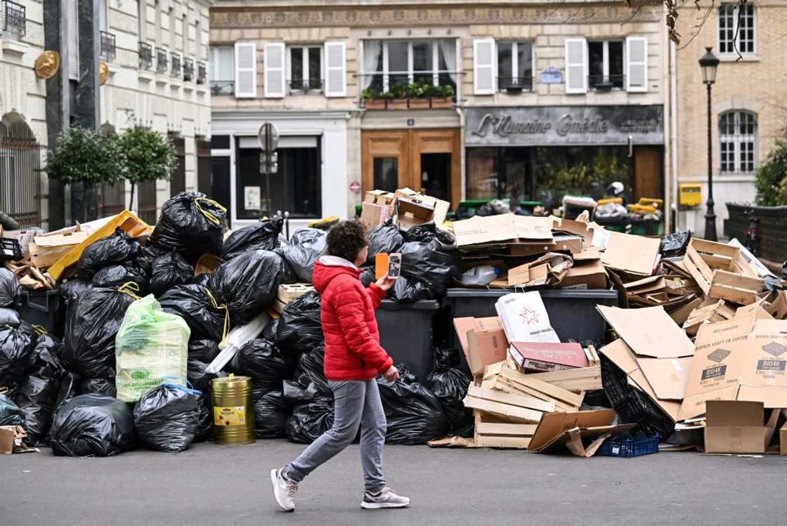 Over 7,000 tonnes of rubbish are estimated to be heaped in Paris' streets Over 7,000 tonnes of rubbish are estimated to be heaped in Paris' streets