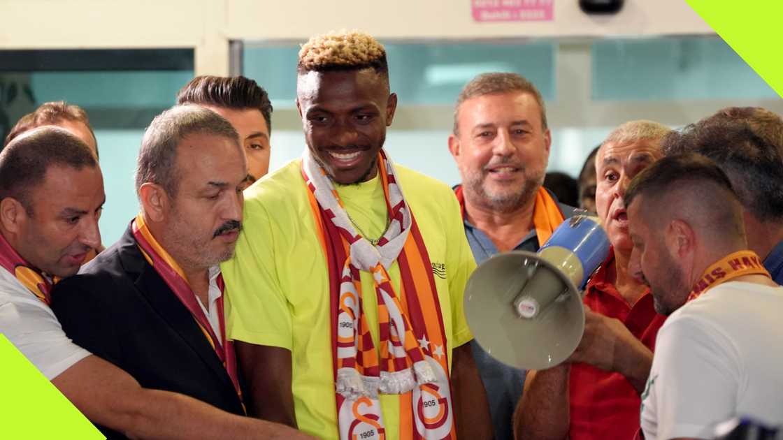 Victor Osimhen war received at the airport by Galatasaray fans. Victor Osimhen war received at the airport by Galatasaray fans.