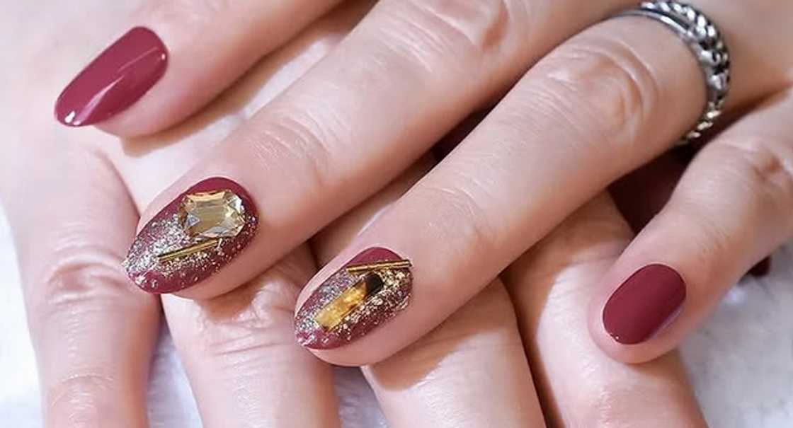 Oval short nails Oval short nails