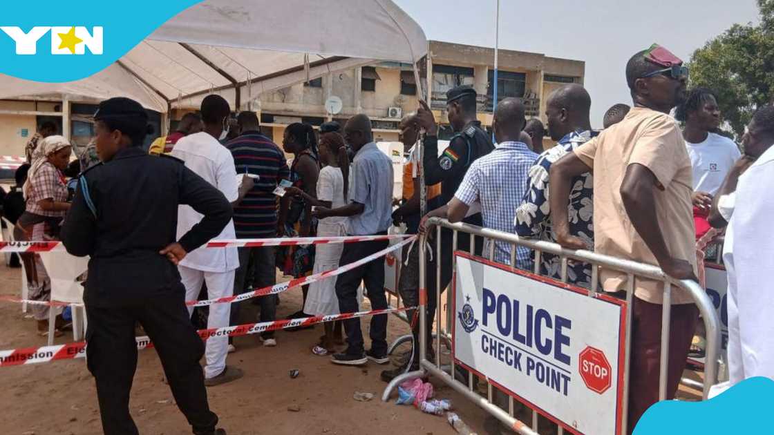 Disqualified NPP Delegates Supporting Bawumia Accost Joy News Journalist at Korle Bu Polling Centre