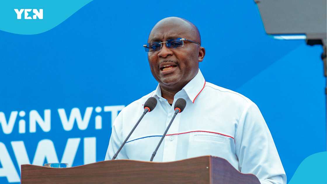 Dr Mahamudu Bawumia, Apostle Kwadwo Safo Kantanka, Birthday celebration, White kaftan Dr Mahamudu Bawumia, Apostle Kwadwo Safo Kantanka, Birthday celebration, White kaftan