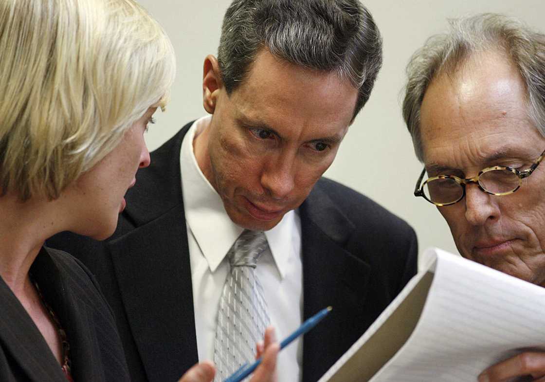 Warren Jeffs (C) talks with attorneys Tara L. Isaacson and Richard Wright at the end of the first day of Jeffs' trial on sexual assault charges Warren Jeffs (C) talks with attorneys Tara L. Isaacson and Richard Wright at the end of the first day of Jeffs' trial on sexual assault charges