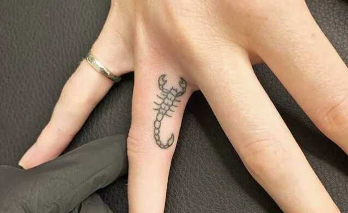 finger tattoo