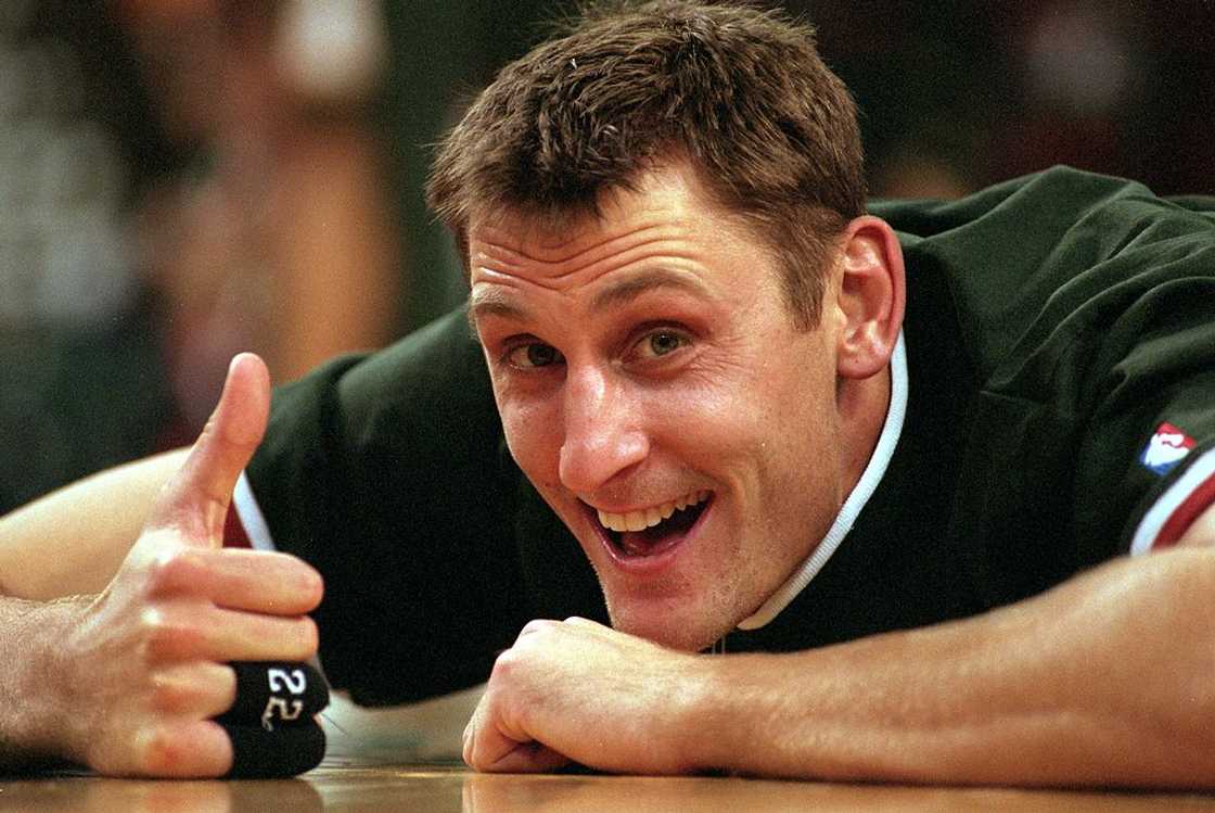 Brent Barry gives a thumbs up Brent Barry gives a thumbs up