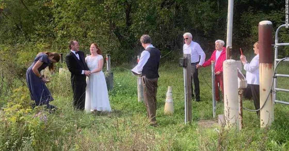 Couple get married at the US-Canada border for bride's parents to witness wedding. Couple get married at the US-Canada border for bride's parents to witness wedding.