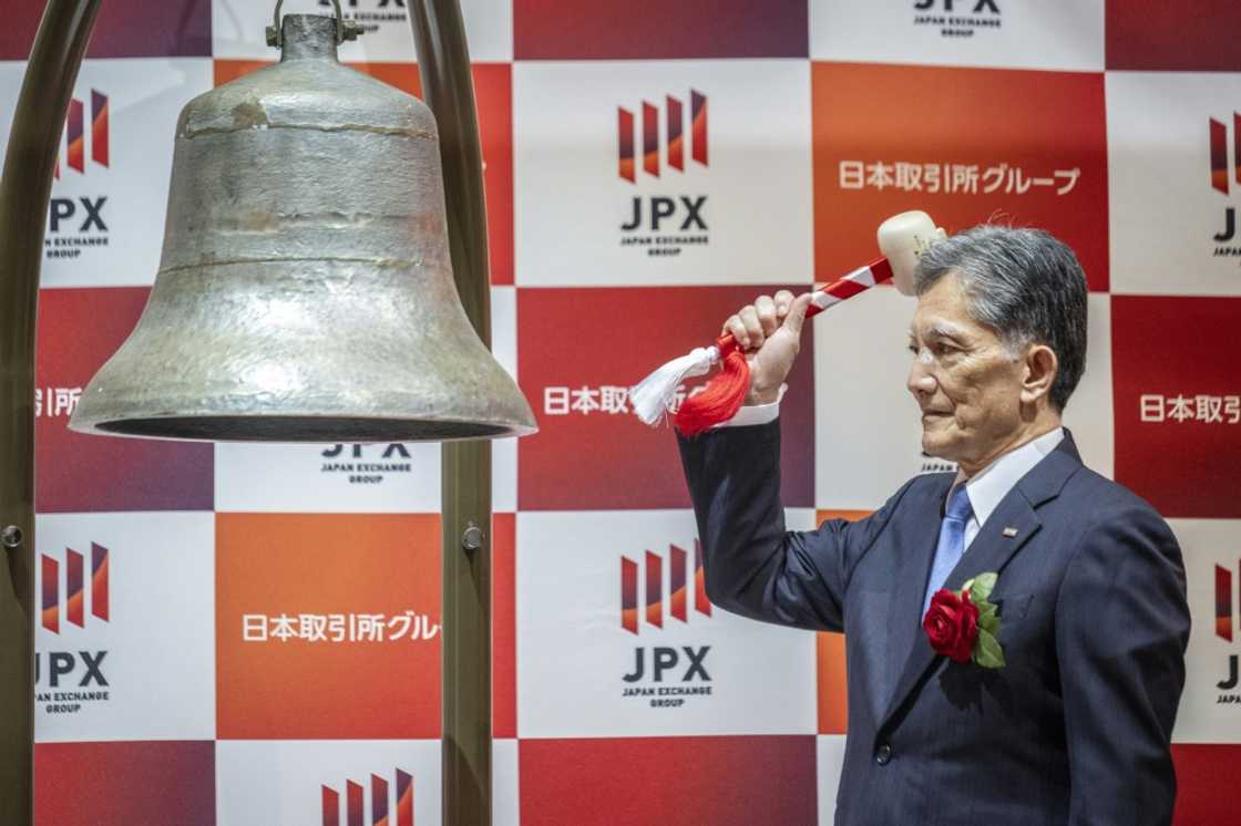Kioxia president and CEO Nobuo Hayasaka rang the bell at a ceremony to mark the company’s stock market debut Kioxia president and CEO Nobuo Hayasaka rang the bell at a ceremony to mark the company’s stock market debut
