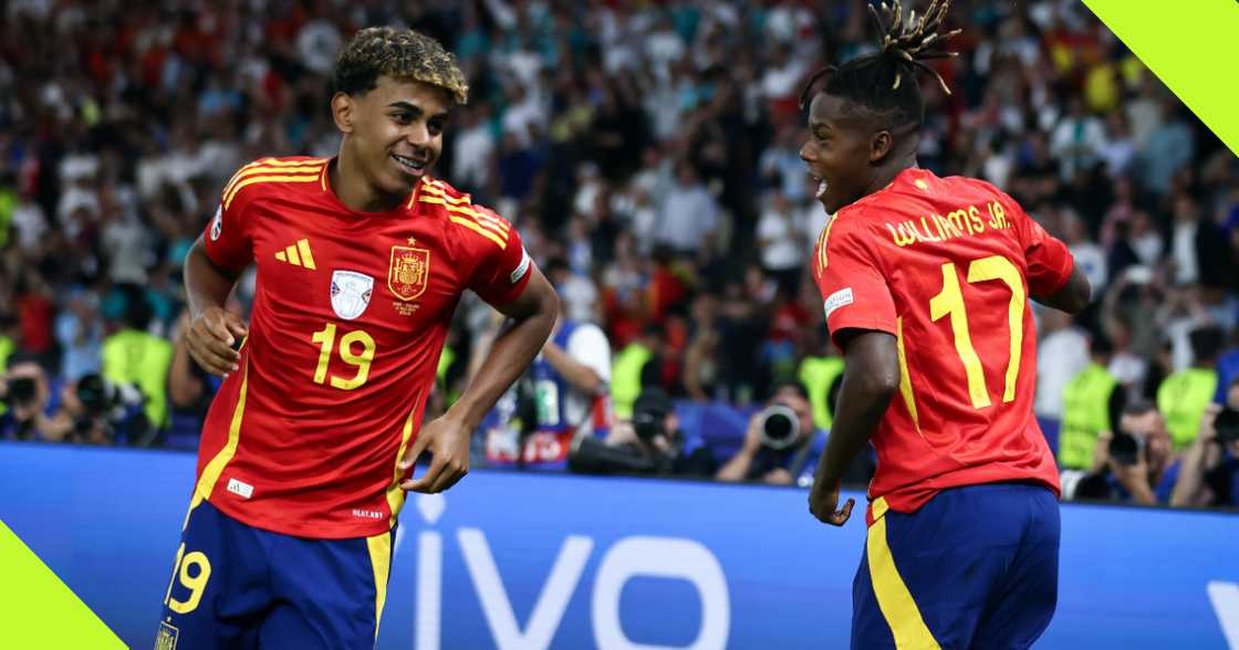 Neco Williams e Lamine Yamal guidano i festeggiamenti negli spogliatoi dopo che la Spagna ha vinto il campionato Euro 2024 Neco Williams e Lamine Yamal guidano i festeggiamenti negli spogliatoi dopo che la Spagna ha vinto il campionato Euro 2024