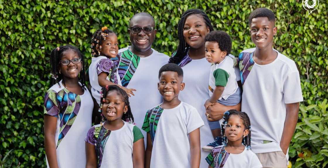 Photo of Dr Yaw Perbi, his wife and seven children Photo of Dr Yaw Perbi, his wife and seven children