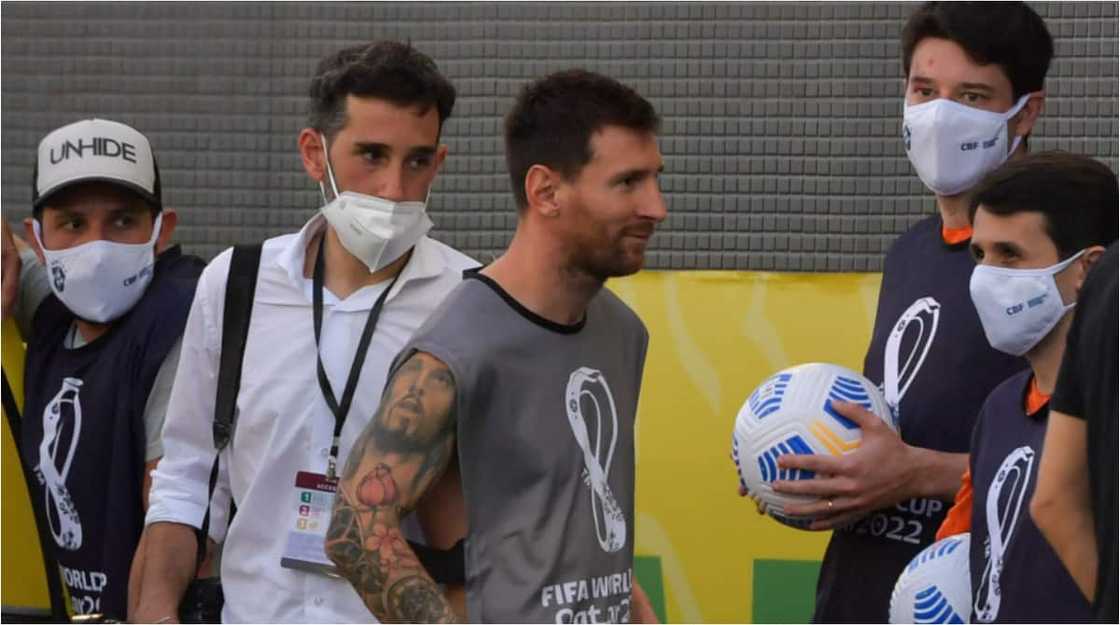 Dybala Reacts After Spotting Messi Wearing Photographer’s Vest During On-Field Chaos at Brazil v Argentina Tie Dybala Reacts After Spotting Messi Wearing Photographer’s Vest During On-Field Chaos at Brazil v Argentina Tie