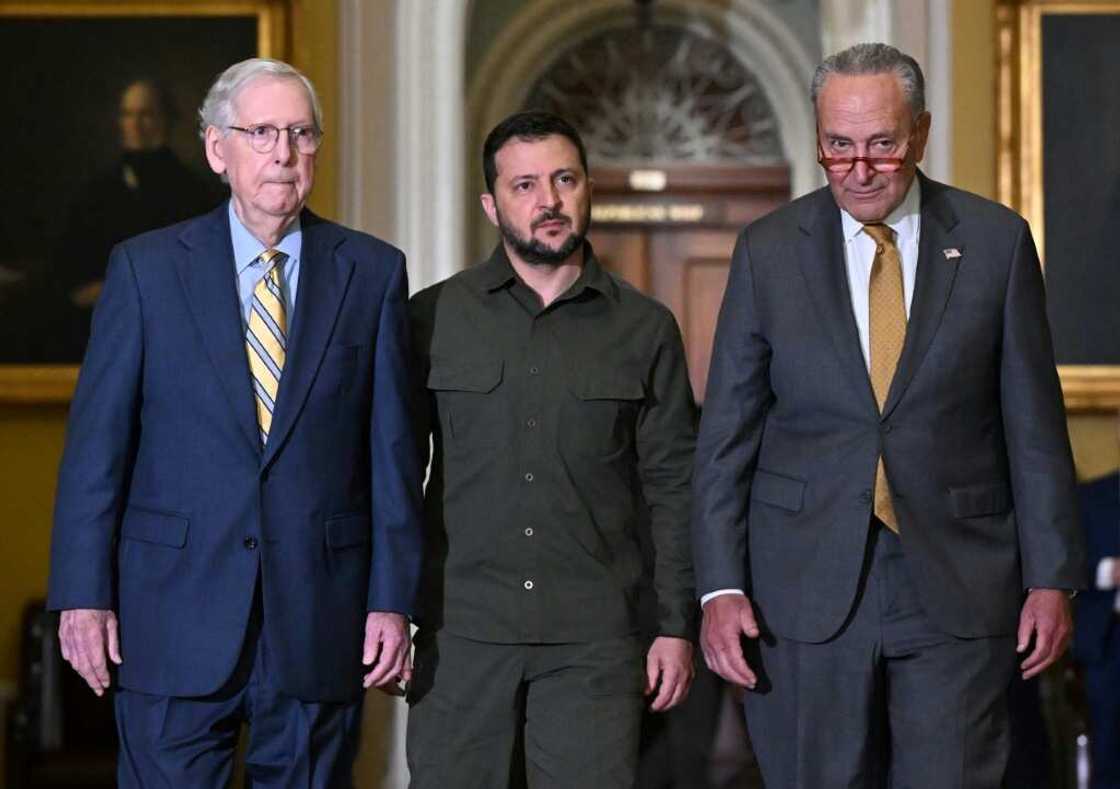 Ukrainian President Volodymyr Zelensky (C) visits US Congress, accompanied by US Senate Majority Leader Chuck Schumer (R) and Senate Minority Leader Mitch McConnell (L)