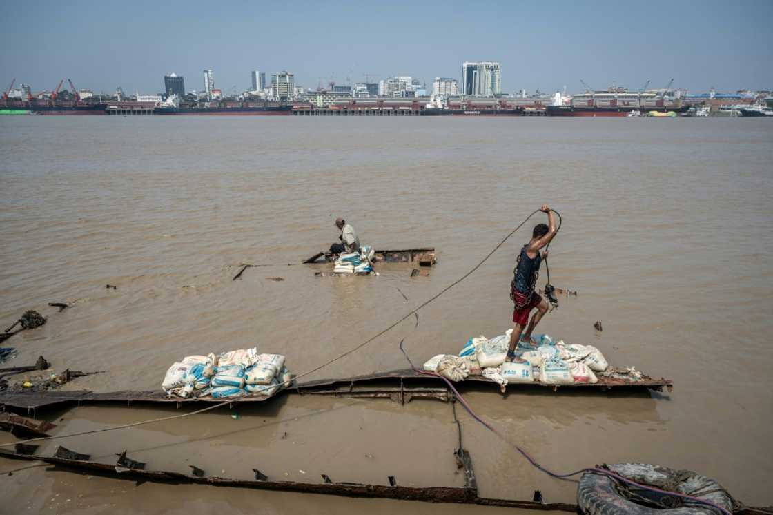 In the last stage of the salvage, the team fix tyres and sandbags to the wreck to anchor it in place