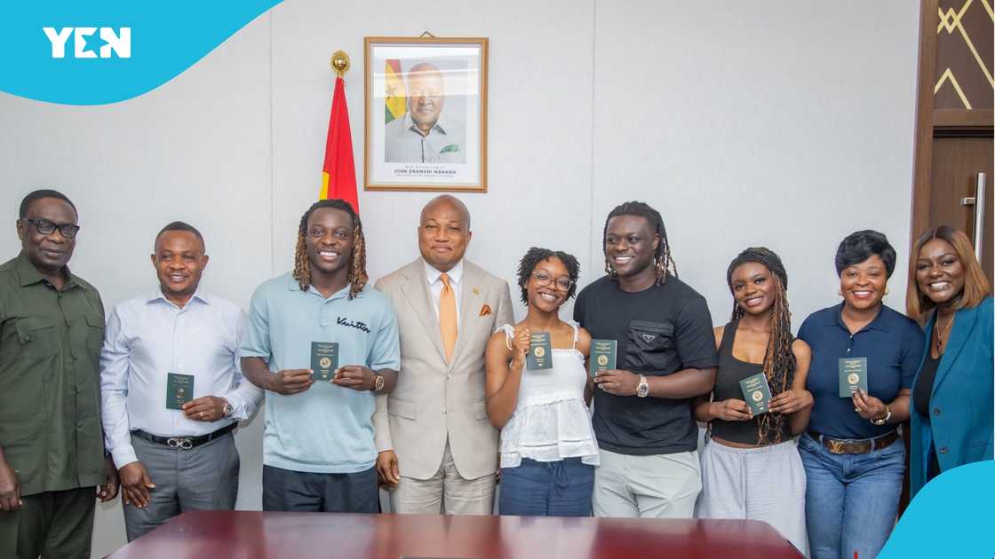 Jeremy Doku and his family with Sam Okudzeto, James Gyakye Quayson, and Akosua Dentaa Amoateng. Photo credit: @GhanaMFA/X.