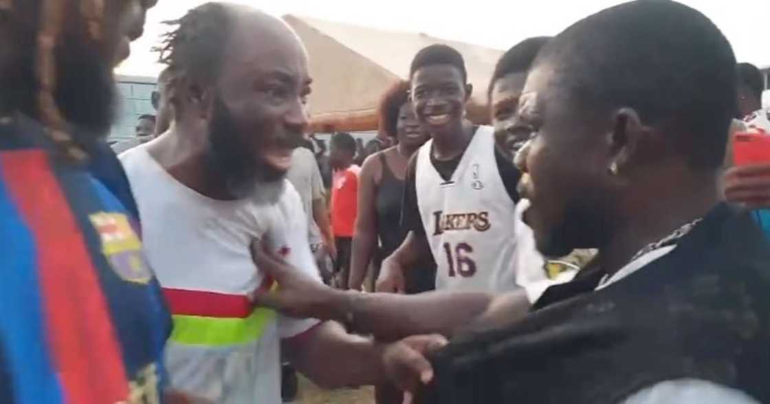 Big Akwes fights streanger Big Akwes fights streanger