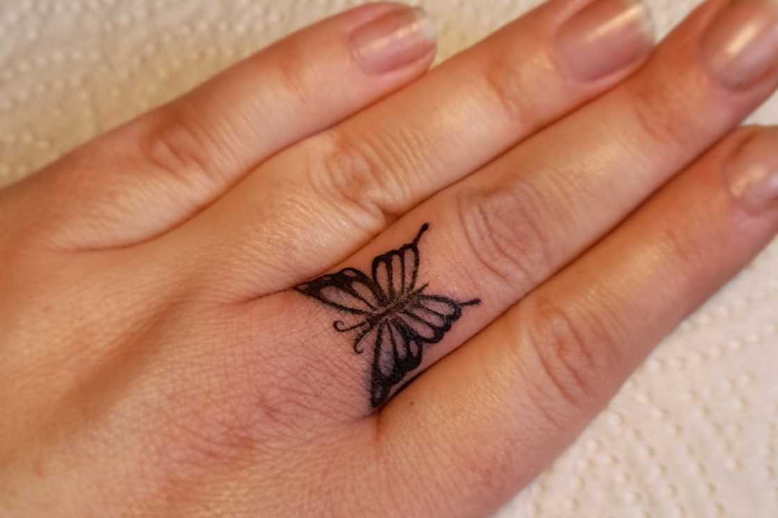 finger tattoo