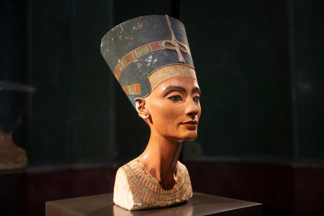 The bust of Queen Nefertiti is on display in the Neues Museum. The bust of Queen Nefertiti is on display in the Neues Museum.