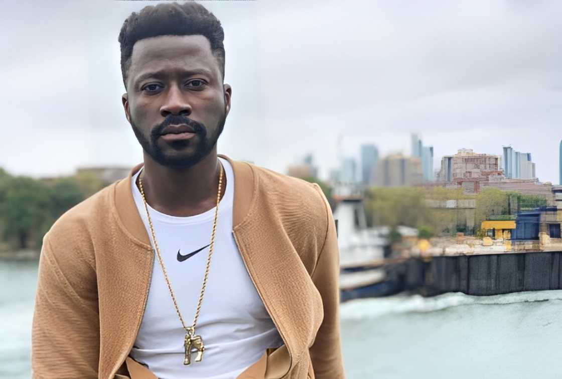 Rapper Asem sitting at a bar drinking beer. Photo source: asemworld Rapper Asem sitting at a bar drinking beer. Photo source: asemworld