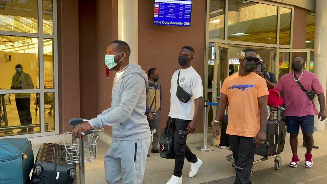 Sarkodie arrives in Kenya to promote "No Pressure" album; photos and video pops up