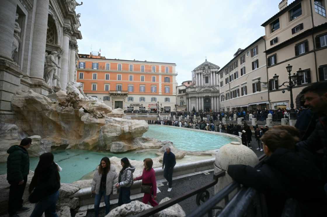 As a result of the fountain's fame, the crowds in the square surrounding the Baroque masterpiece are often so deep that it is hard to get a proper look