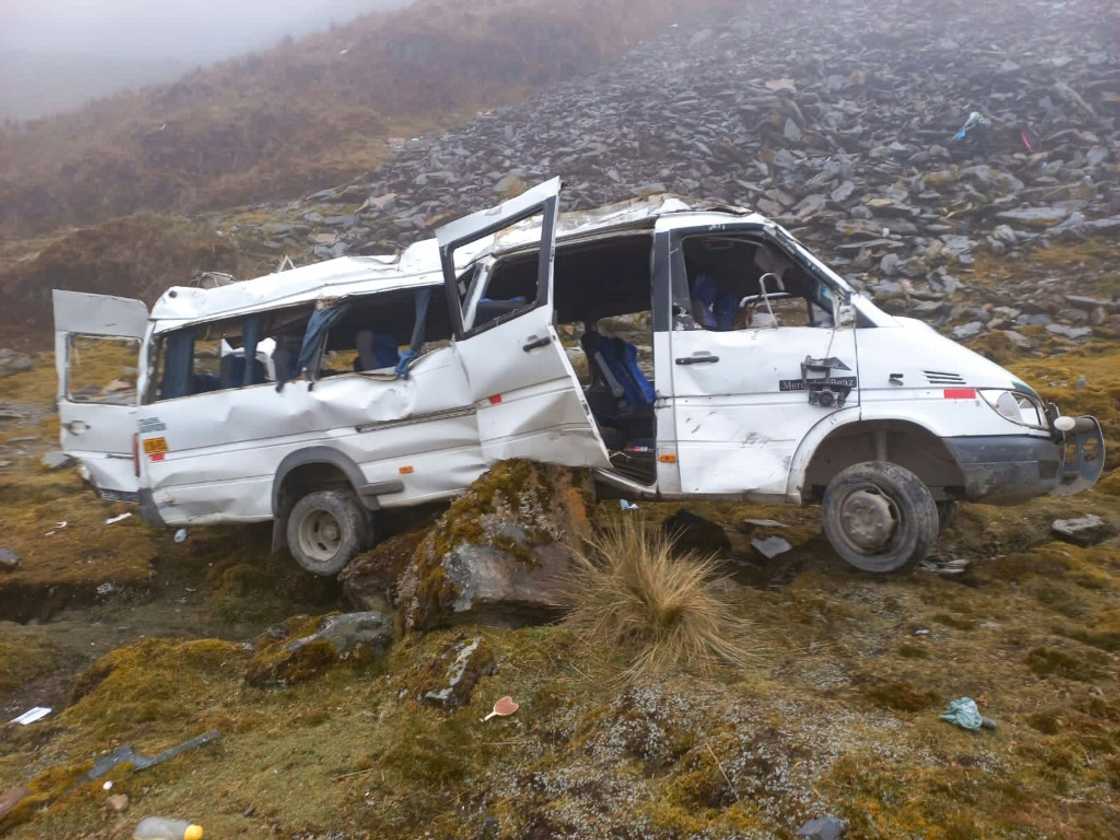 Handout picture released by the Peruvian Police on August 22, 2022 showing a minibus that fell into an abyss due to heavy fog conditions on a country route at the Abra Málaga, at more than 4,300 m.a.s.l. (more than 14,100 feet of altitude) and about 105 km from the city of Cusco, where four tourists died and another 16 were injured after visiting the Inca citadel of Machu Picchu on August 21 Handout picture released by the Peruvian Police on August 22, 2022 showing a minibus that fell into an abyss due to heavy fog conditions on a country route at the Abra Málaga, at more than 4,300 m.a.s.l. (more than 14,100 feet of altitude) and about 105 km from the city of Cusco, where four tourists died and another 16 were injured after visiting the Inca citadel of Machu Picchu on August 21